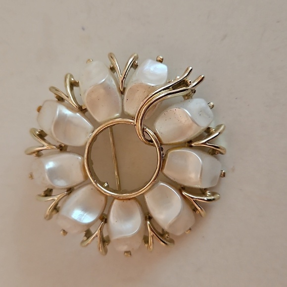 Vintage STAR Brand Goldtone & White Pearlized 4 Piece Jewelry Set - Picture 5 of 13